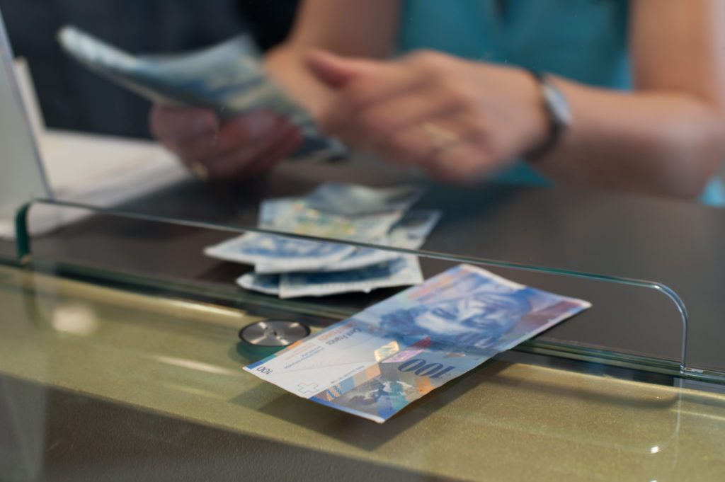 Röszke - Forint-, valutapénztáros, ügyintéző